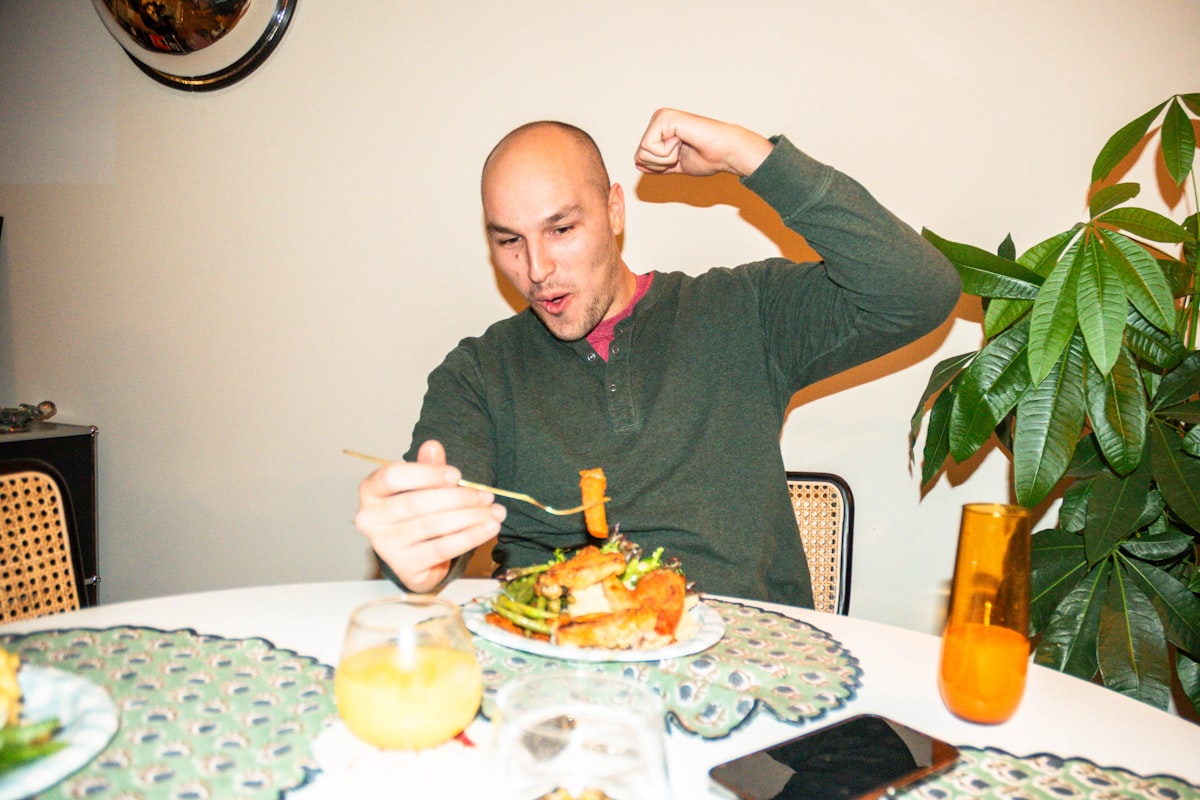 Hombre comiendo alimentos saludables